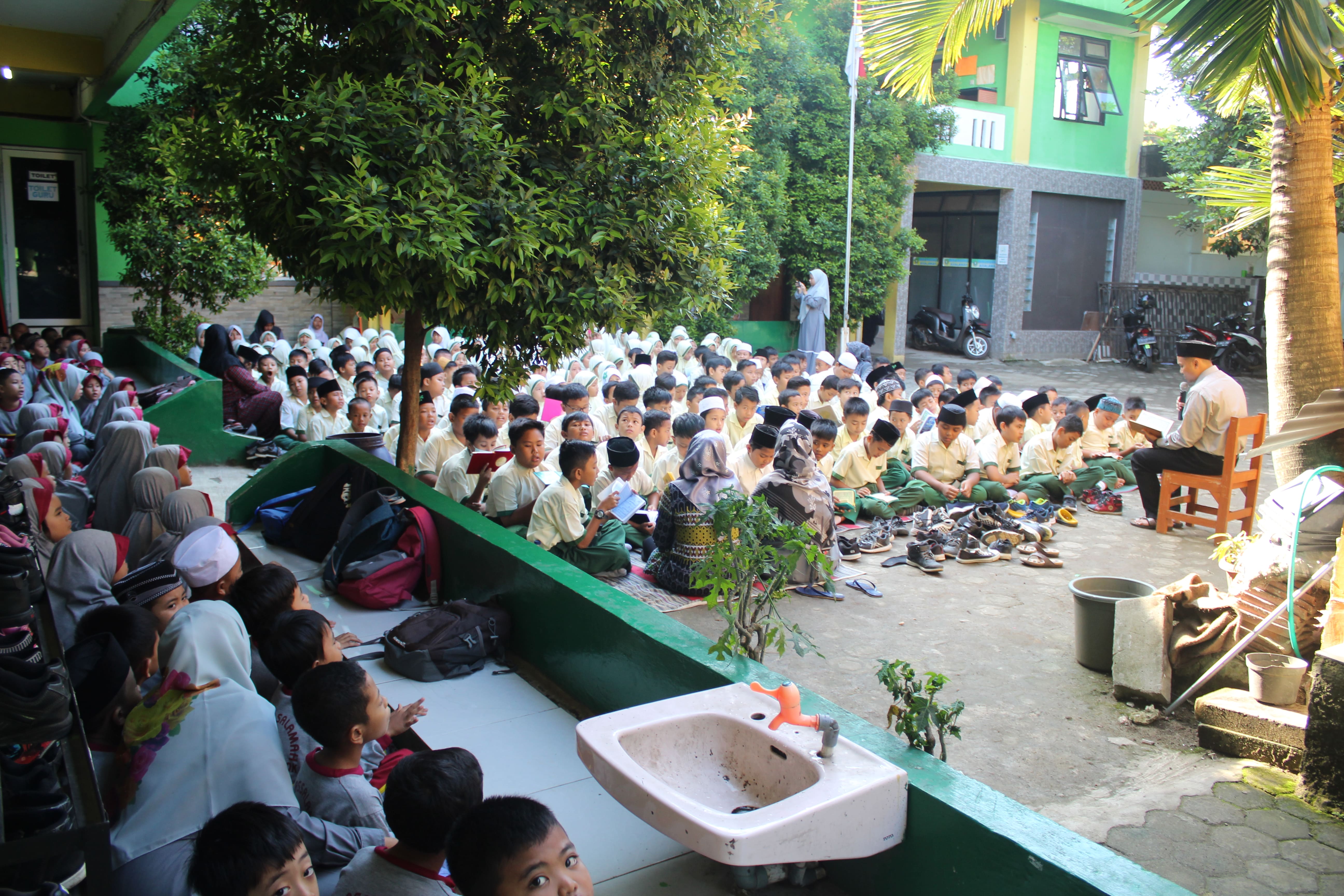 Berdoa Bersama di SDIT Assalamah Depok